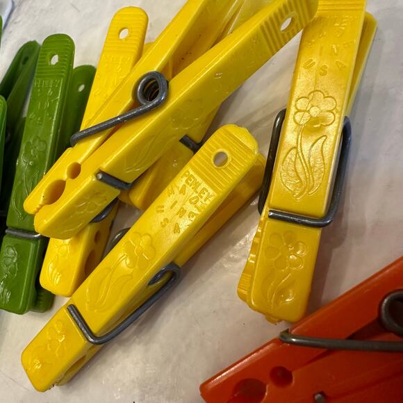 Vintage Mcm kitschy plastic clothes pin orange avocado green yellow flower print - Picture 4 of 8